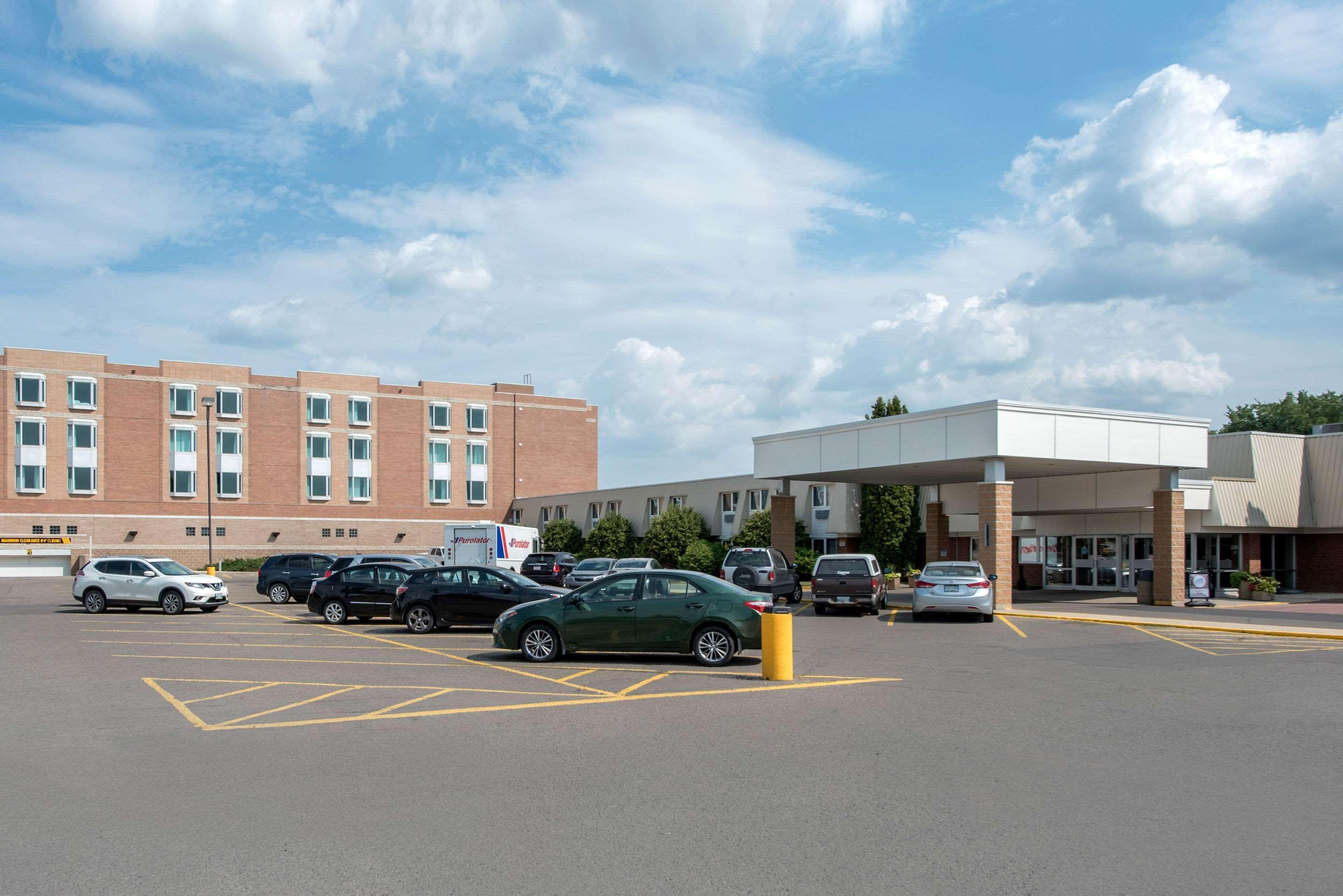 Clarion Hotel & Suites Brandon Exterior photo